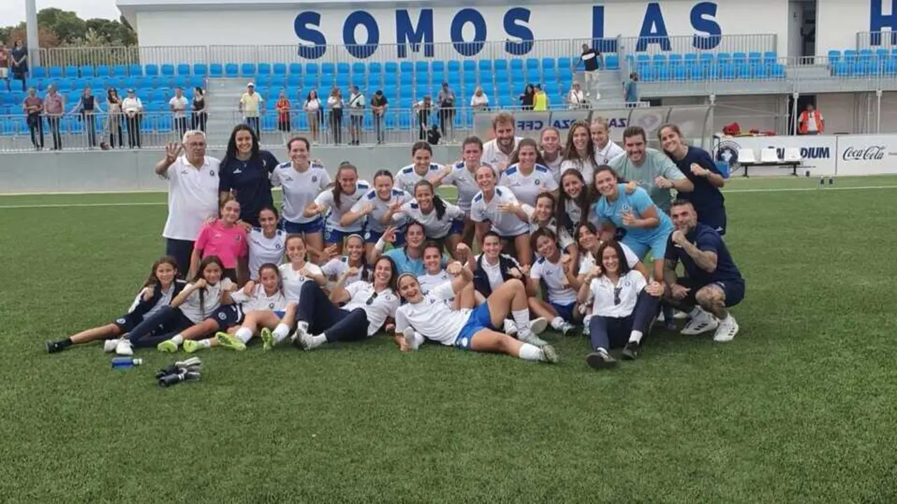 Fotograf&iacute;a de familia del Zaragoza CFF celebrando su cuarto triunfo de la temporada. Fotograf&iacute;a: Zaragoza CFF.