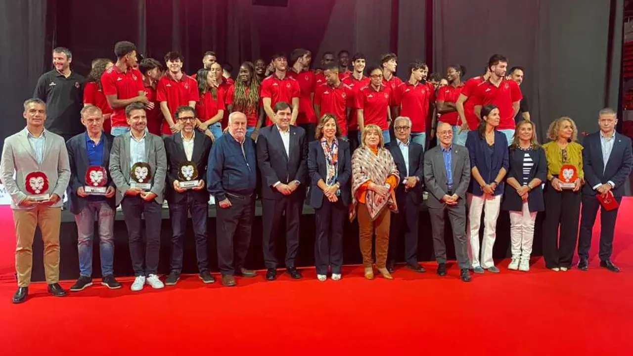 Foto de familia de jugador@s, autoridades de Zaragoza, patrocinadores y directivos del Casademont. Fotograf&iacute;a: SPORT ARAG&Oacute;N.
