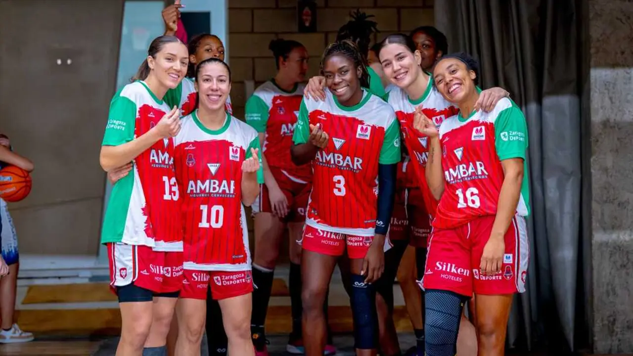 Las jugadoras del Casademont luciendo la camiseta antes del duelo ante Valencia. Fotograf&iacute;a: Esther Casas / Casademont Zaragoza.