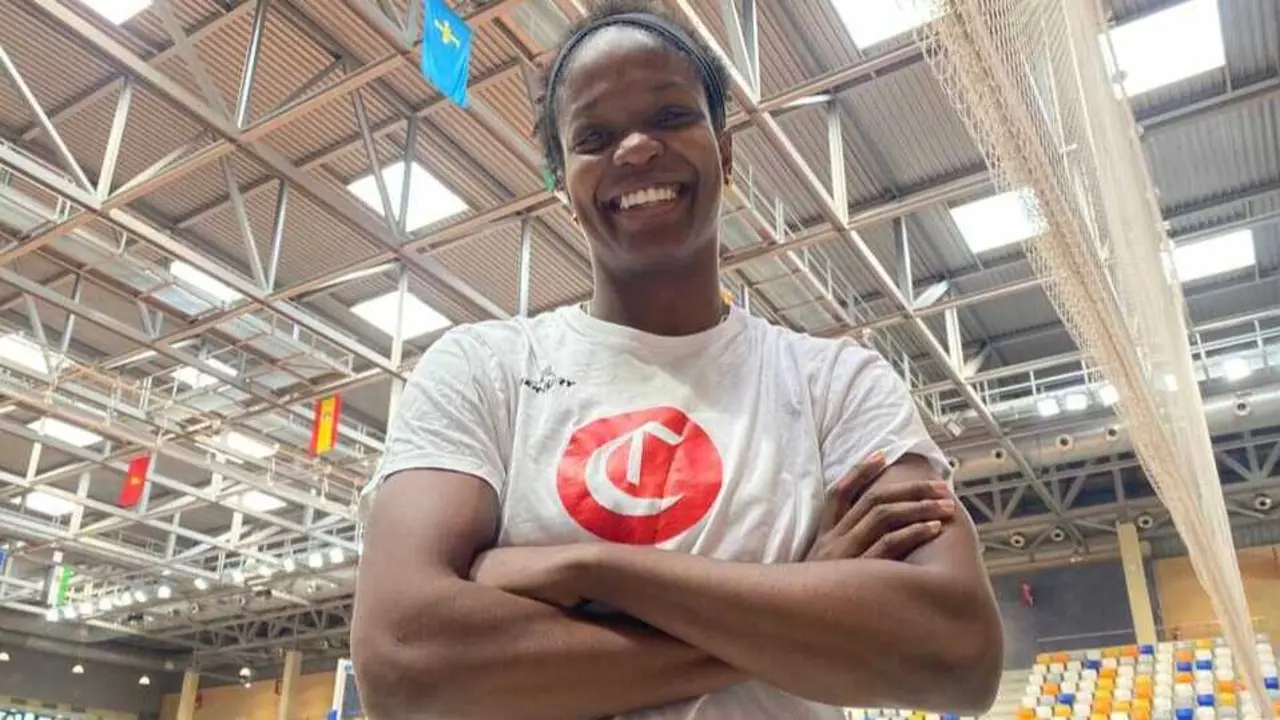 Nadia Fingall, posando en el Siglo XXI tras la entrevista realizada. Fotograf&iacute;a: SPORT ARAG&Oacute;N.