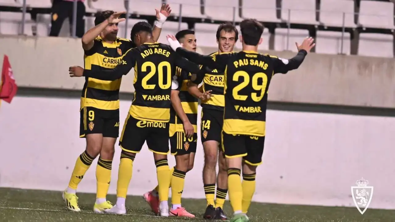 El Real Zaragoza celebrando el triunfo ante el L'Hospitalet (1-5) en su primer partido de la Copa del Rey del curso pasado.