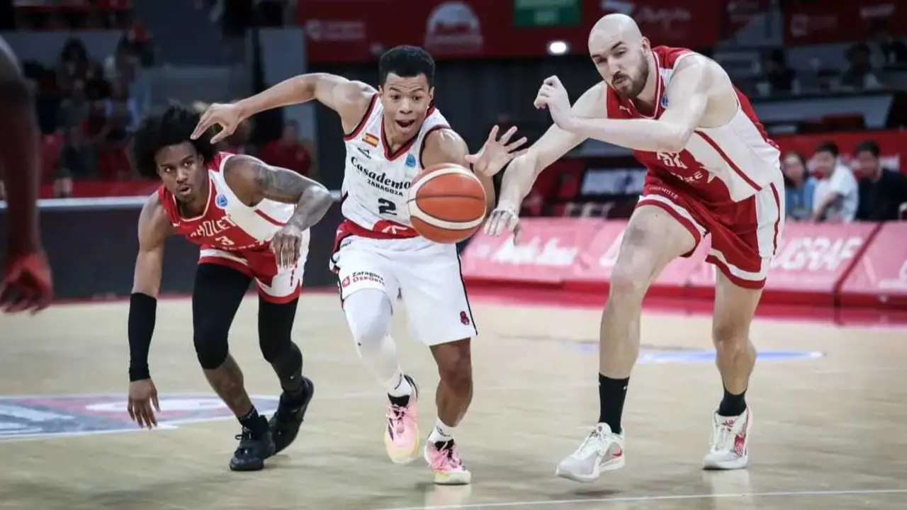 Trae Bell-Haynes, pugna por un bal&oacute;n ante el Cholet en la FIBA Europe Cup del curso pasado. Fotograf&iacute;a: FIBA.
