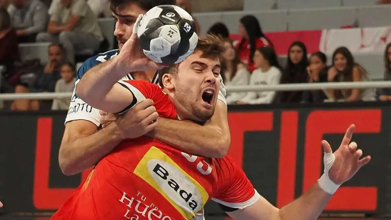 'Matale&oacute;n' de Palomino sobre Artur Parera en el Bada Huesca Granollers disputado en el Palacio de los Deportes. Foto: CPascual