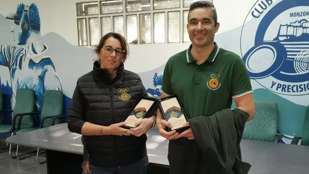 Mar&iacute;a Jes&uacute;s Monta&ntilde;&eacute;s y Miguel &Aacute;ngel Fuentes, primeros puestos en cada categor&iacute;a. Fotograf&iacute;a: Club de Tiro Loreto.
