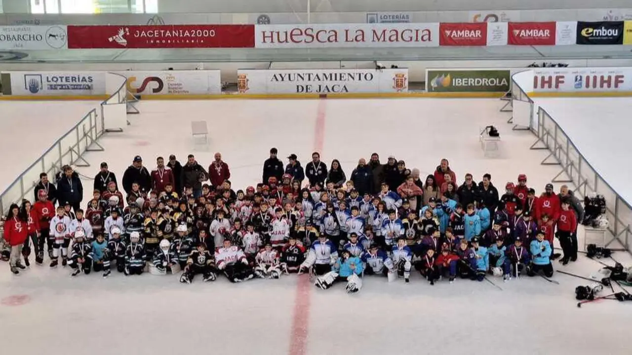 Foto de familia del VI Torneo Memorial Carlos S&aacute;nchez-Cruzat Dupl&aacute; para categor&iacute;as Sub-11. Fotograf&iacute;a: CH Jaca.