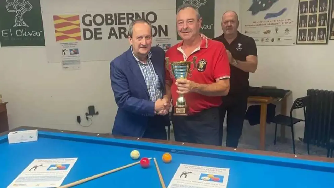 Vicente Jarque, posa orgulloso en el Casino de Teruel con su trofeo. Fotograf&iacute;a: Casino de Teruel.