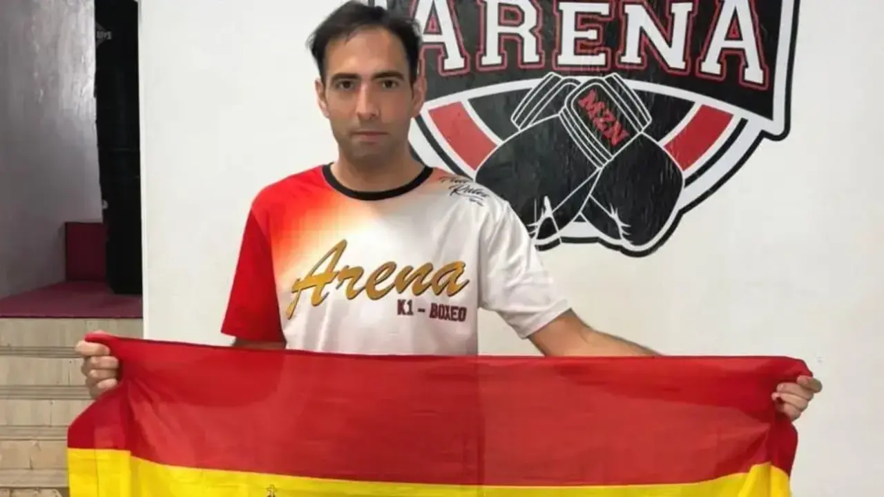 Marce Gonz&aacute;lez posa con la bandera de Espa&ntilde;a. Fotograf&iacute;a: Arena Fight Club de Monz&oacute;n.