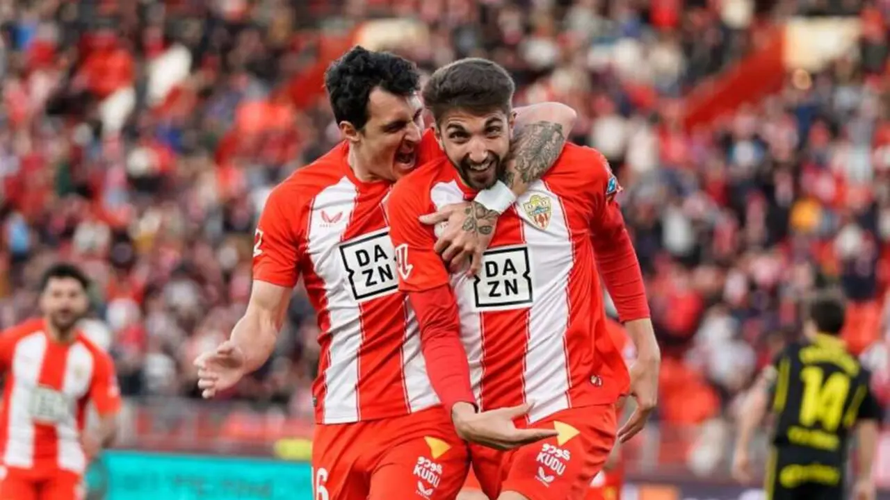 Radovanovic, con el Almer&iacute;a, celebra ante el Real Zaragoza / LALIGA
