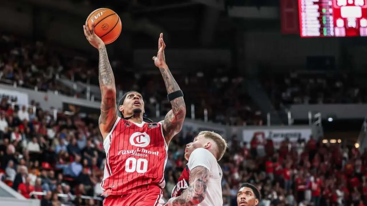 Devin Robinson, efectuando una penetraci&oacute;n ante el Baskonia. Fotograf&iacute;a: Esther Casas / Casademont Zaragoza.