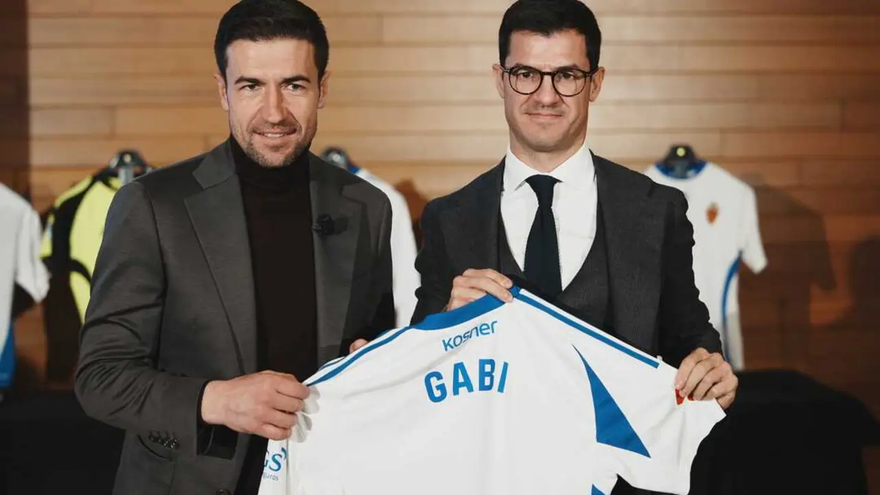 Fernando L&oacute;pez, director general, junto a Gabi Fern&aacute;ndez en su presentaci&oacute;n como entrenador del Real Zaragoza / Marcos Cebri&aacute;n