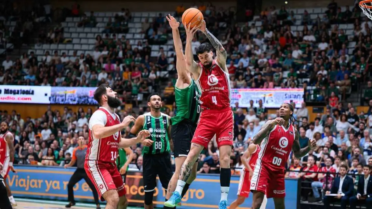 El capit&aacute;n del Casademont Zaragoza, Santi Yusta, pugna por un rebote ante el Joventut de Badalona. Fotograf&iacute;a: ACB.