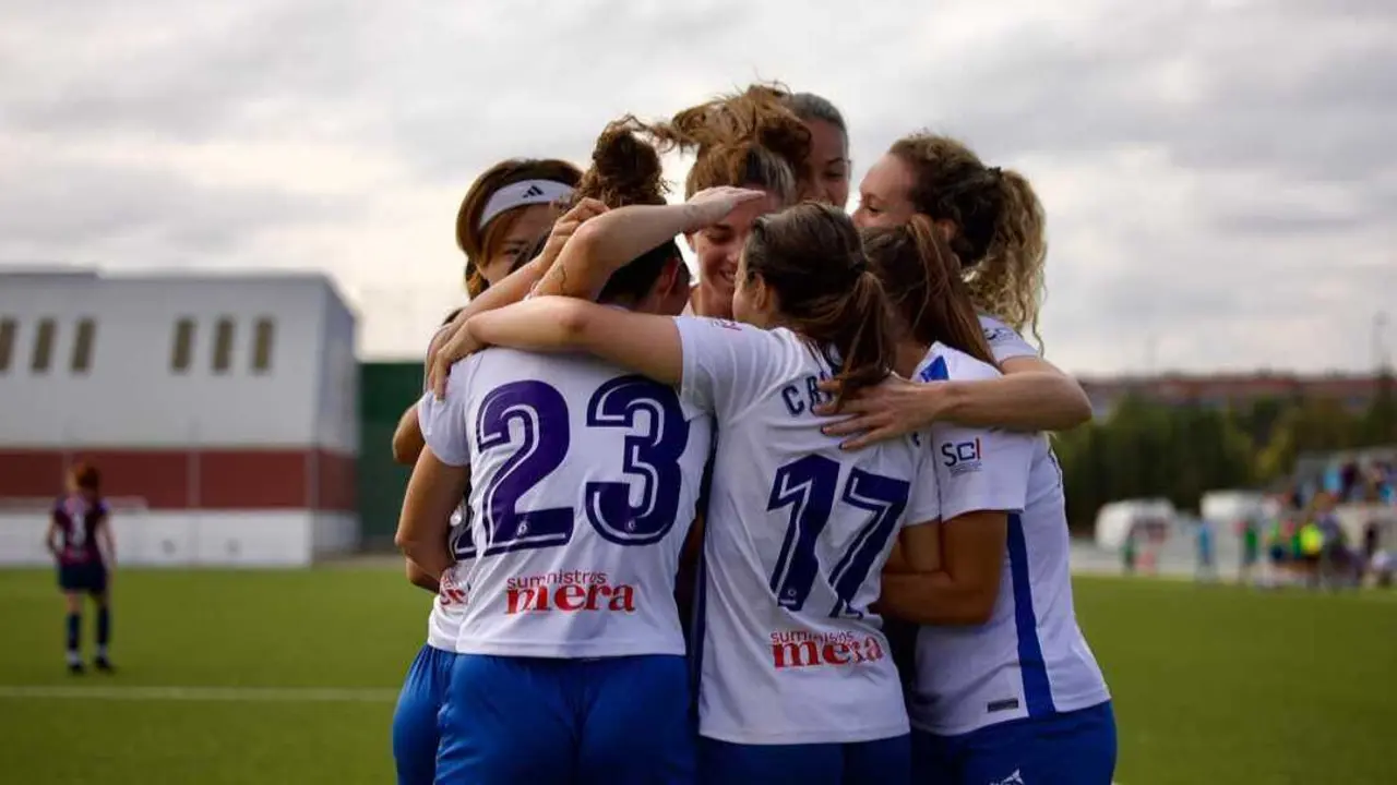 El Zaragoza CFF celebrando el tempranero tanto de la victoria. Fotograf&iacute;a: Zaragoza CFF.