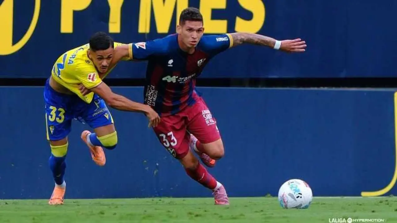Dani Luna, intentando robar un bal&oacute;n ante el C&aacute;diz / LaLiga