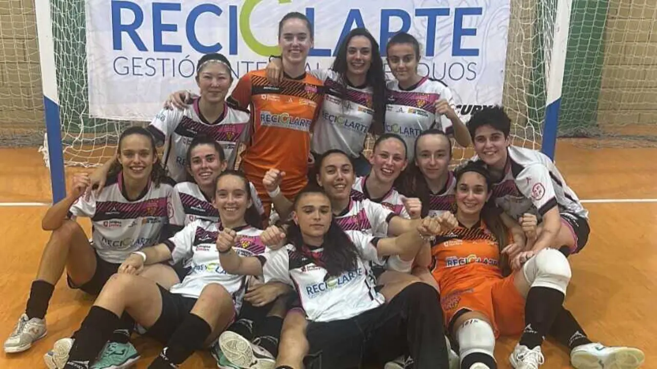 El C&eacute;sar Augusta celebrand otro triunfo en una foto de familia. Fotograf&iacute;a: Grupo Reciclarte Cesar Augusta.