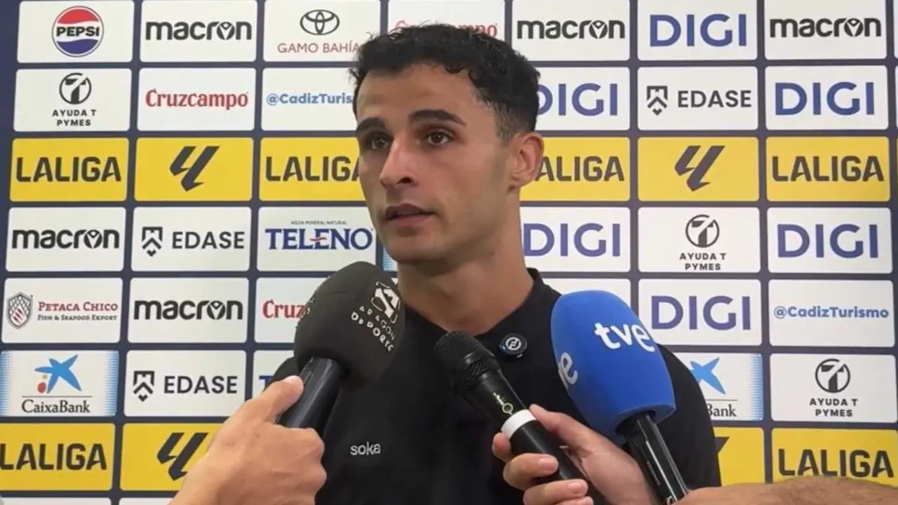 Jes&uacute;s &Aacute;lvarez, durante sus declaraciones tras el partido ante el C&aacute;diz. Fotograf&iacute;a: SD Huesca.