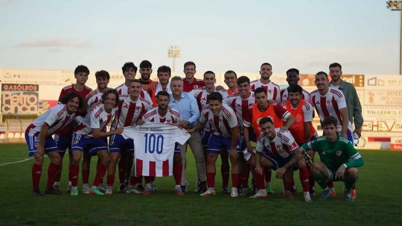 Hugo Bautista, jugador de la UD Barbastro, recibi&oacute; una camiseta conmemorativa por su centenario con la camiseta rojiblanca. Fotograf&iacute;a: UD Barbastro.