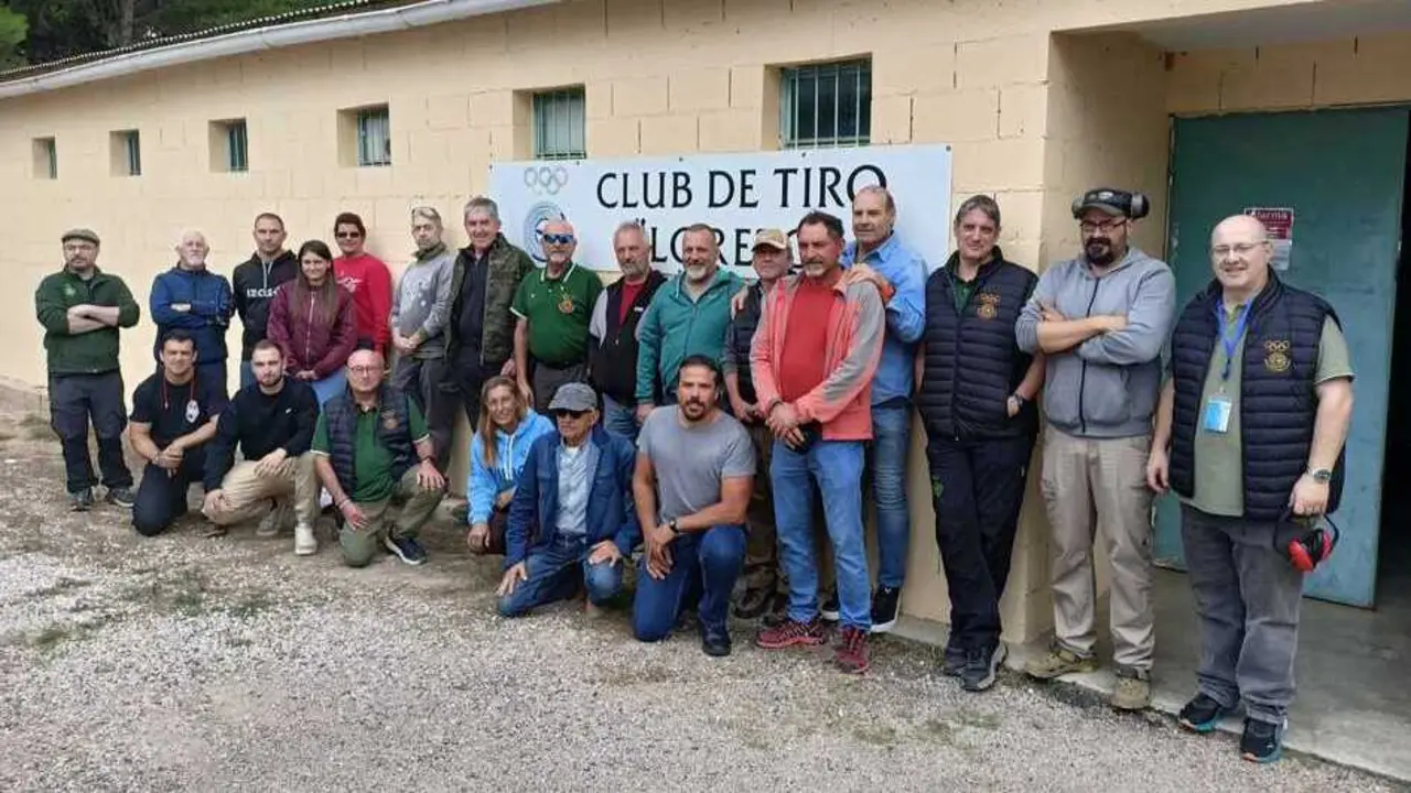 Fotograf&iacute;a de familia de algunos de los tiradores que participaron. Fotograf&iacute;a: Club de Tiro Loreto.