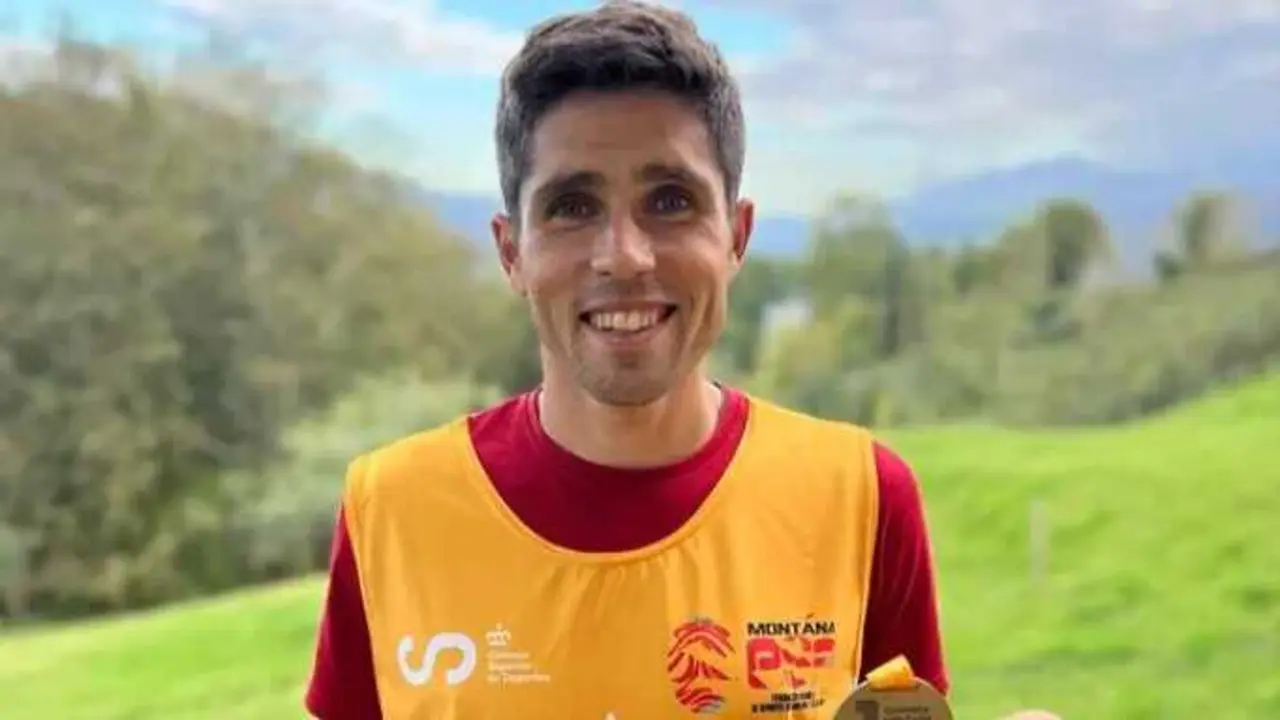 Ra&uacute;l Criado, posa orgulloso con su medalla de oro. Fotograf&iacute;a: Instagram del atleta (@raulcnf).