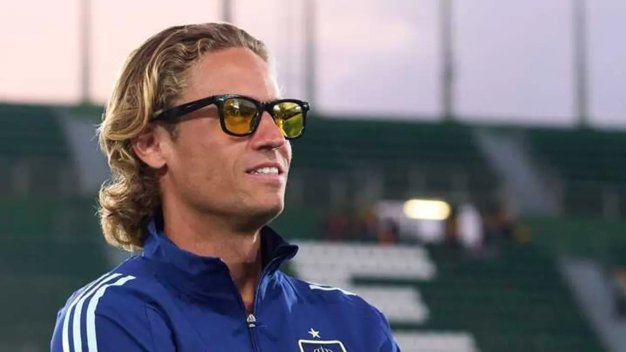 Marcos Llorente luciendo sus llamativas gafas naranjas / RFEF