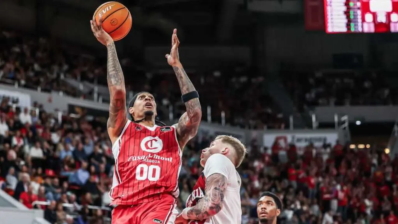 Devin Robinson, efectuando una penetraci&oacute;n a canasta ante el Baskonia. Fotograf&iacute;a: Esther Casas / Casademont Zaragoza.
