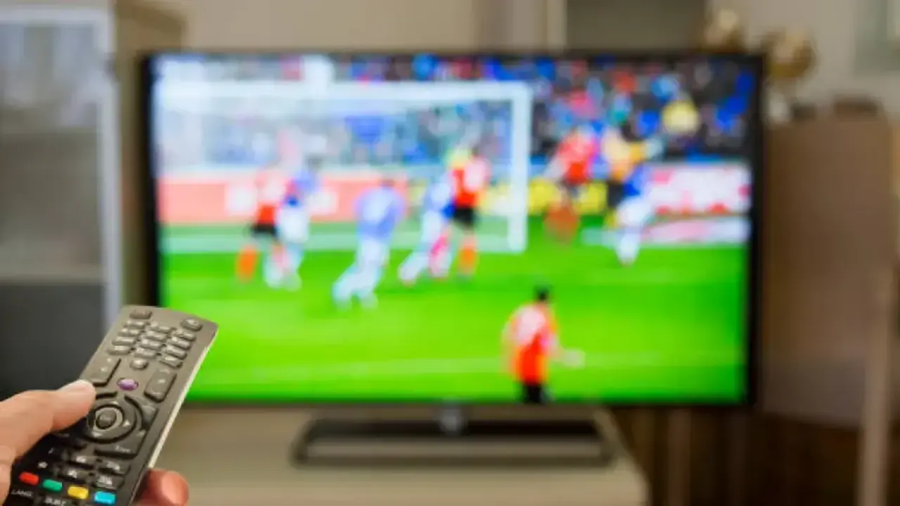 Imagen de archivo de un mando y una televisi&oacute;n / Getty Images/iStockphoto