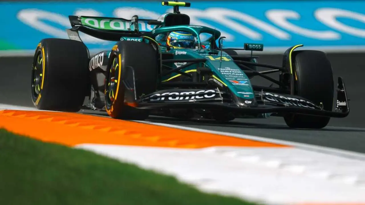 Fernando Alonso con su Aston Martin / AM