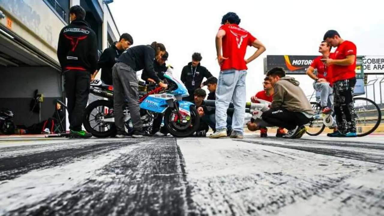 J&oacute;venes ingenieros con una moto. Fotograf&iacute;a: MotorLand.