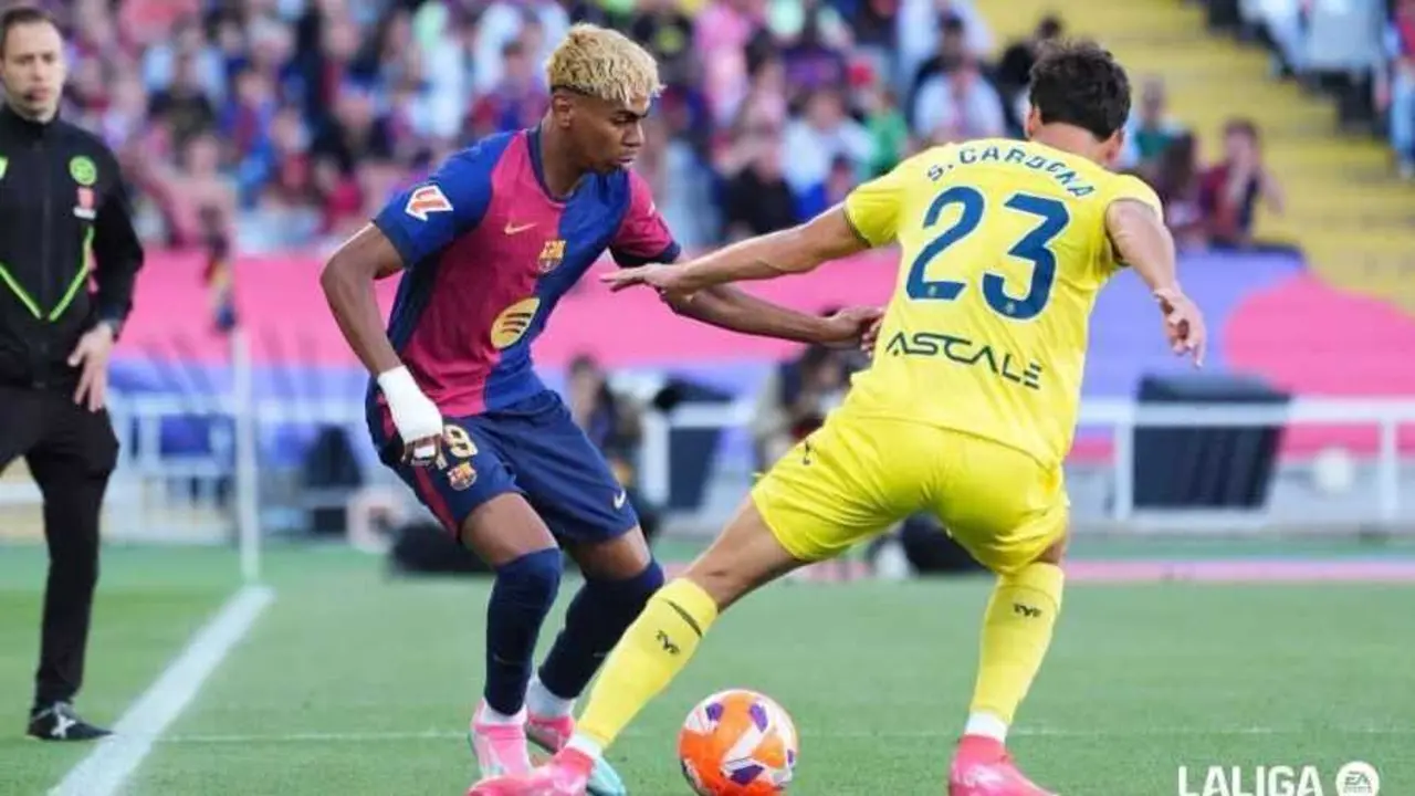 Lamine Yamal frente a Sergi Cardona en un Barcelona-Villarreal / LaLiga