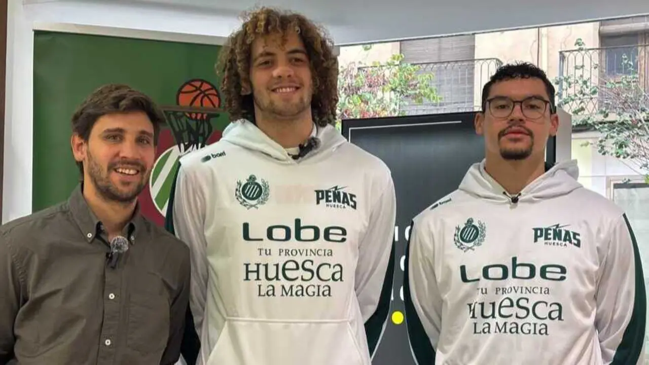 Octavio Montiel (gerente de ventas en Embou) y los jugadores Bieshaar y Kreps durante la previa.