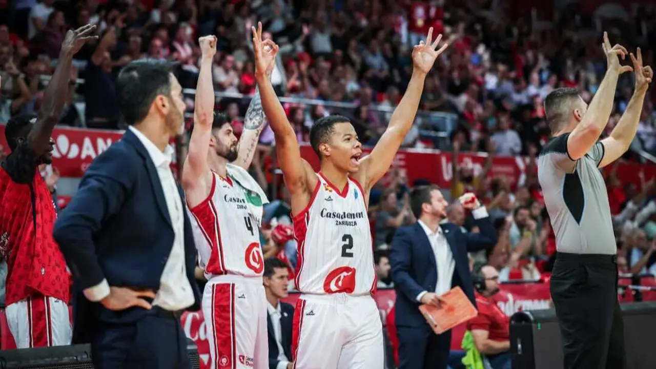 Trae Bell-Haynes, ex del R&iacute;o Breog&aacute;n, celebrando un triple durante el encuentro ante el Falco en FIBA Europe Cup. Fotograf&iacute;a: FIBA.