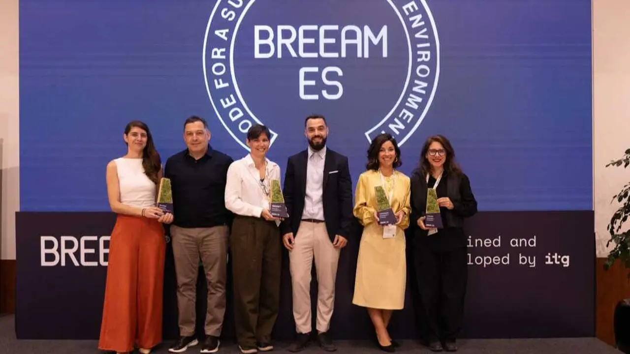 Fotograf&iacute;a de los premiados en la BREEAM con el galard&oacute;n. Fotograf&iacute;a: Ayuntamiento de Zaragoza.