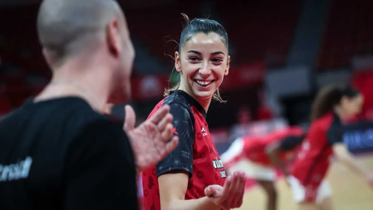 Mariona Ortiz, la capitana del Casademont Zaragoza, sonriente antes del encuentro ante Reyer Venezia. Fotograf&iacute;a: FIBA.