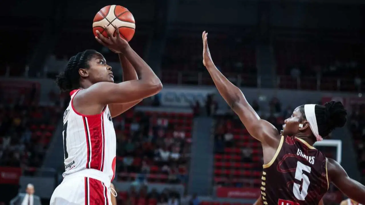 Nadia Fingall, realizando un lanzamiento ante el Reyer Venezia. Fotograf&iacute;a: FIBA.