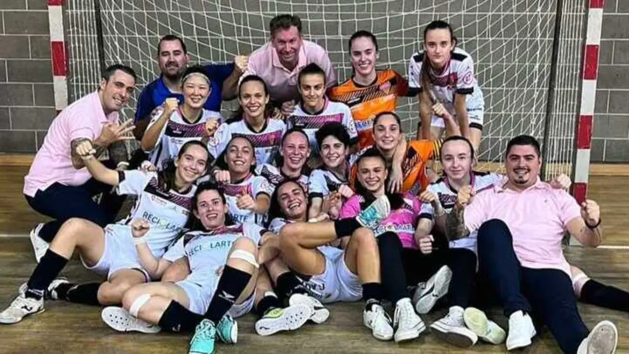 El FSF C&eacute;sar Augusta celebrando un nuevo triunfo en una foto de familia. Fotograf&iacute;a: FSF C&eacute;sar Augusta.