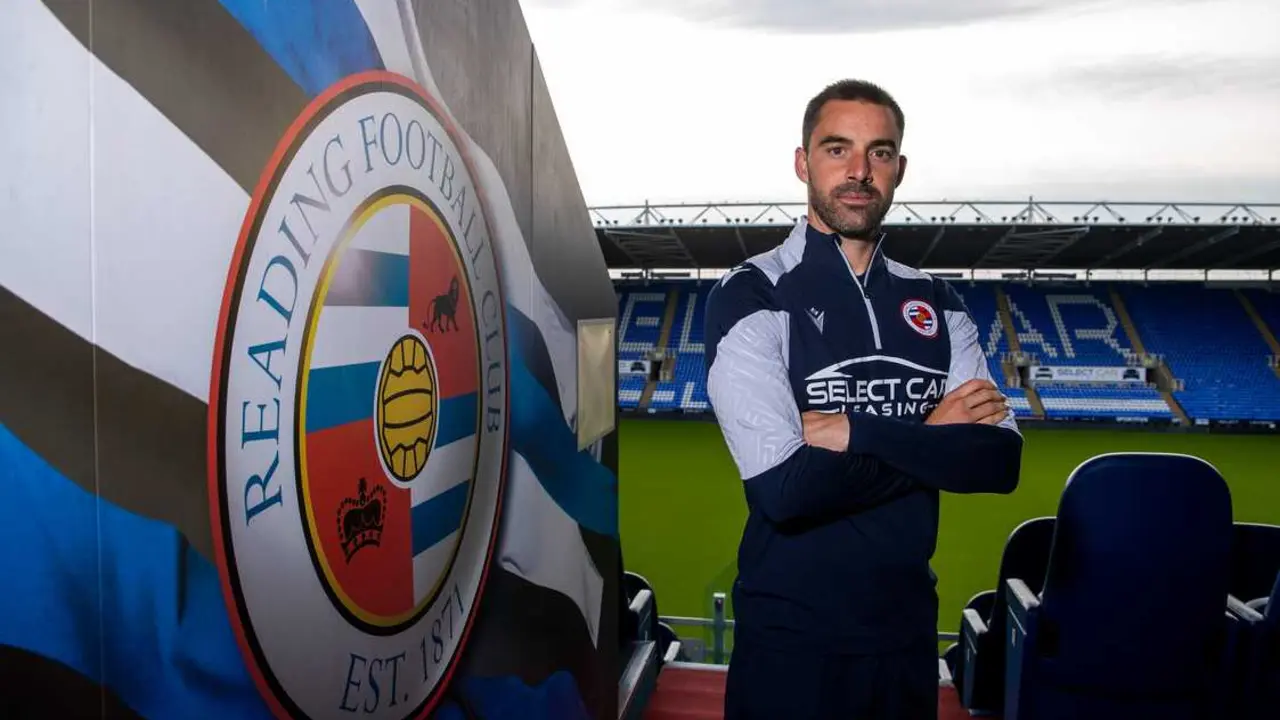 Rub&eacute;n Sell&eacute;s durante su etapa en el Reading FC