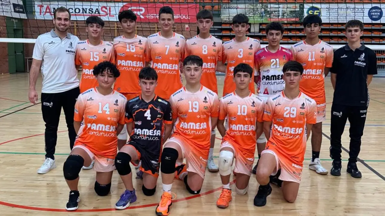 Foto de familia del Juvenil masculino del CV Teruel. Fotograf&iacute;a: CV Teruel.