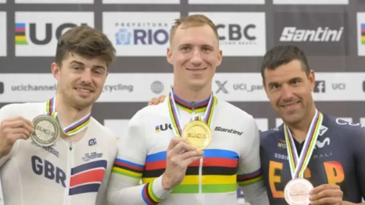 Eduardo Santas, a la izquierda de la imagen, con su medalla de bronce en el Campeonato del Mundo de Ciclismo en Pista Paral&iacute;mpico. Fotograf&iacute;a: CPE.