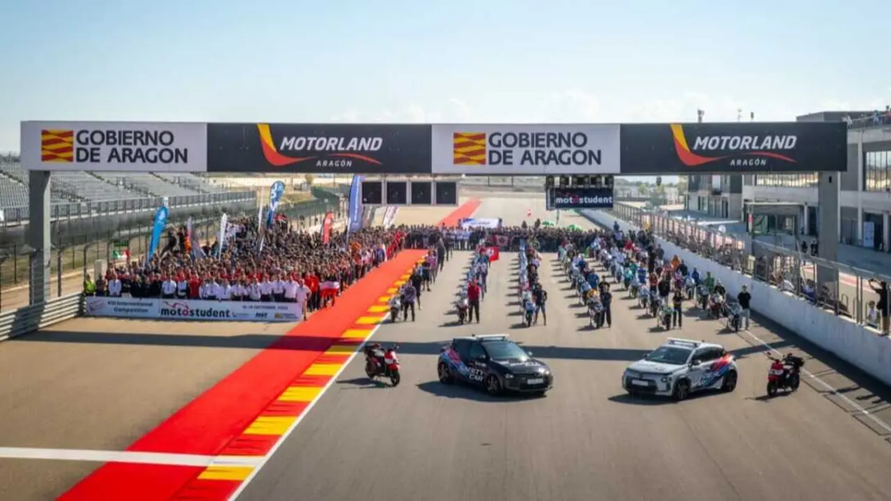 Imagen en la l&iacute;nea de salida de los participantes. Fotograf&iacute;a: MotorStudent.