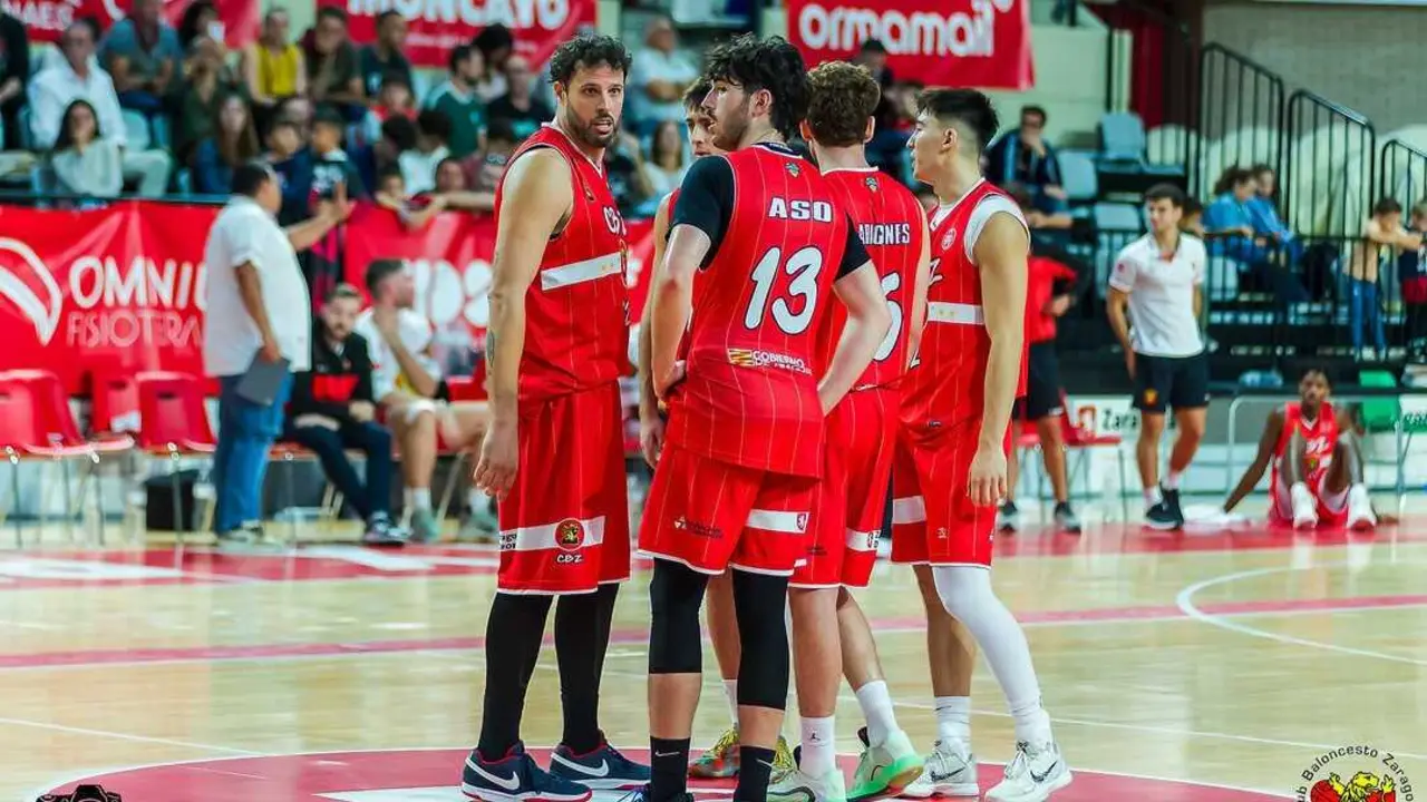 El quinteto del CBZ reunido durante el duelo ante el Molina Basket. Fotograf&iacute;a: @Basketistas y @Wenceslaosanz