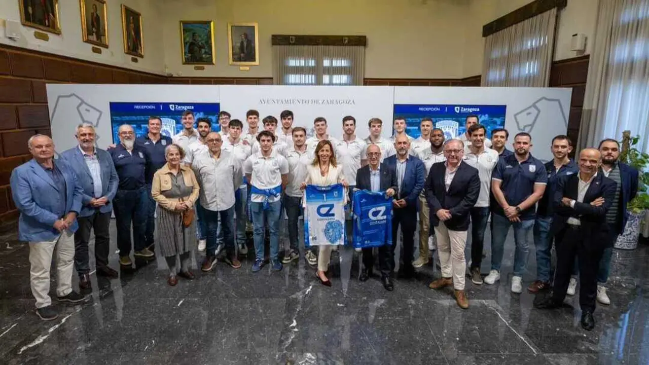 Foto de familia en el Ayuntamiento de Zaragoza. Fotograf&iacute;a: Laura Trives.