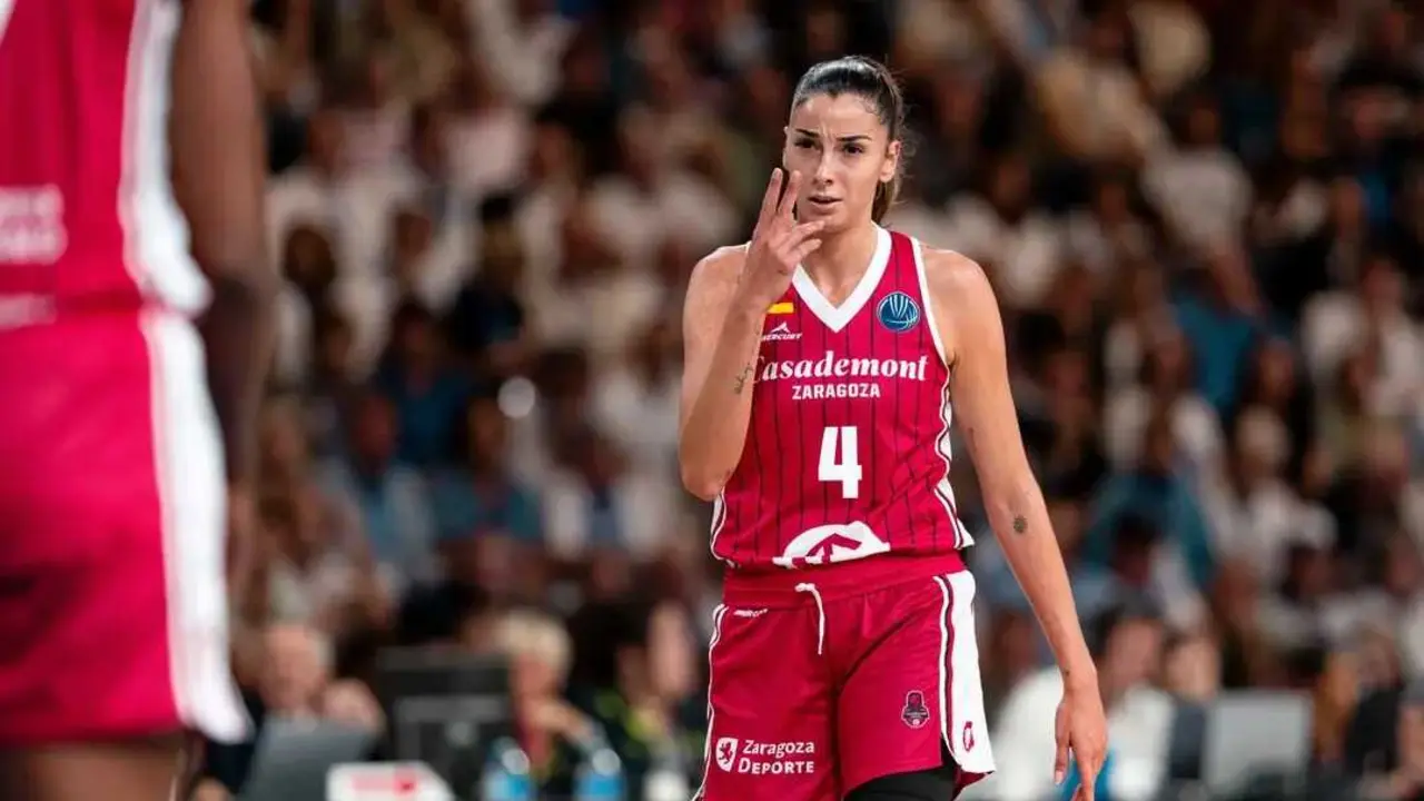 Mariona Ortiz, la capitana rojilla, durante el partido entre Landes Basket y Casademont Zaragoza. Fotograf&iacute;a: FIBA.