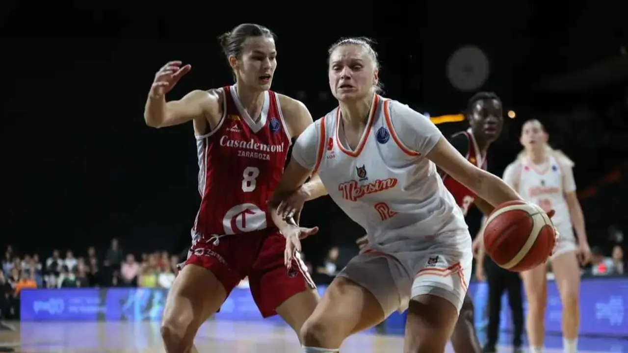 Veronika Vorackova trata de detener una acci&oacute;n a Laura Juskaite. Fotograf&iacute;a: FIBA.