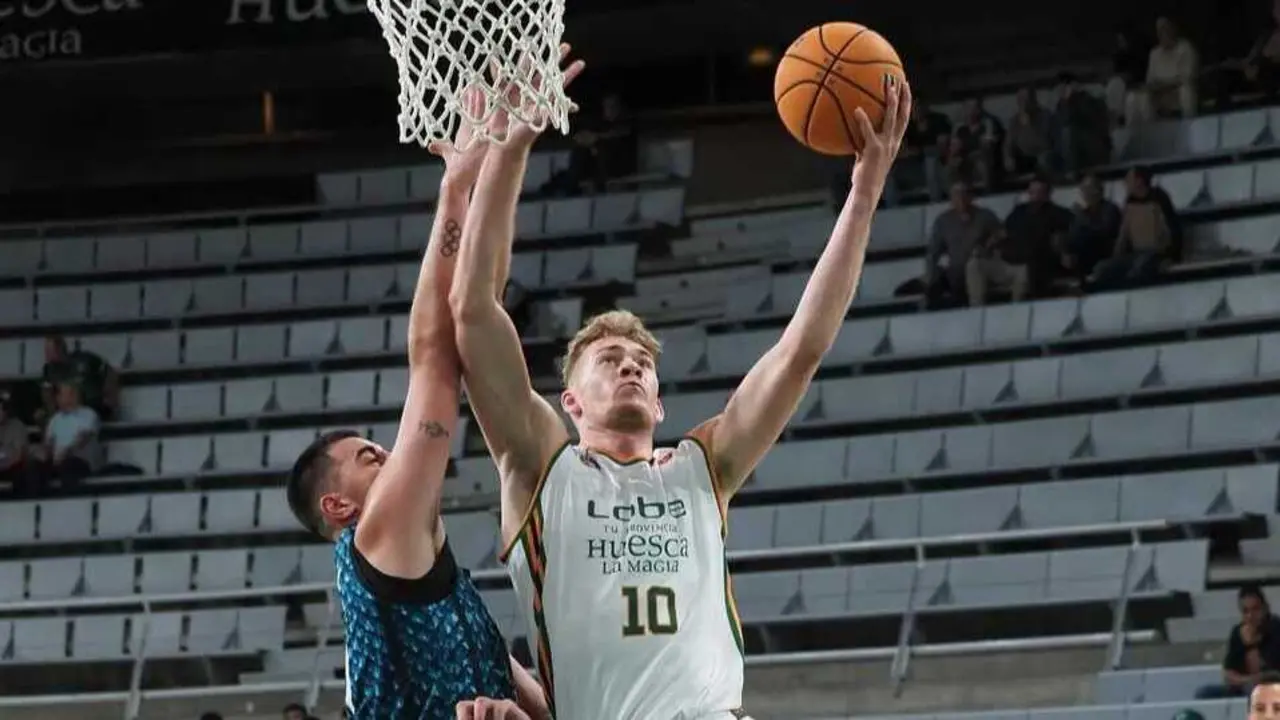 Jacco Fritz haciendo una bandeja ante Albacete Basket. Fotograf&iacute;a: C. Pascual.