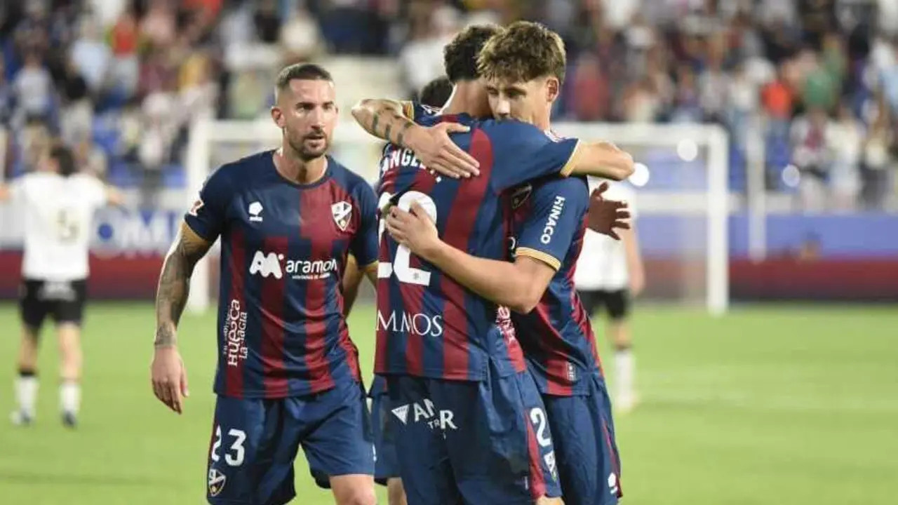 Jugadores de la SD Huesca abraz&aacute;ndose en la victoria ante el Burgos / LaLiga