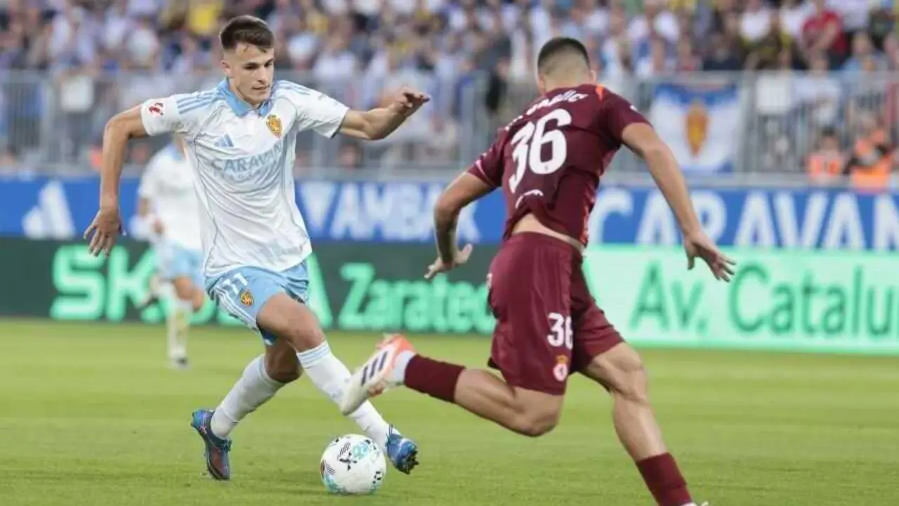 Bazdar conduciendo el bal&oacute;n durante un partido con el Real Zaragoza / LaLiga