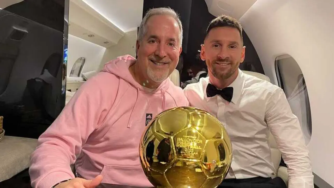 Jorge Mas junto a Leo Messi tras ganar el Bal&oacute;n de Oro