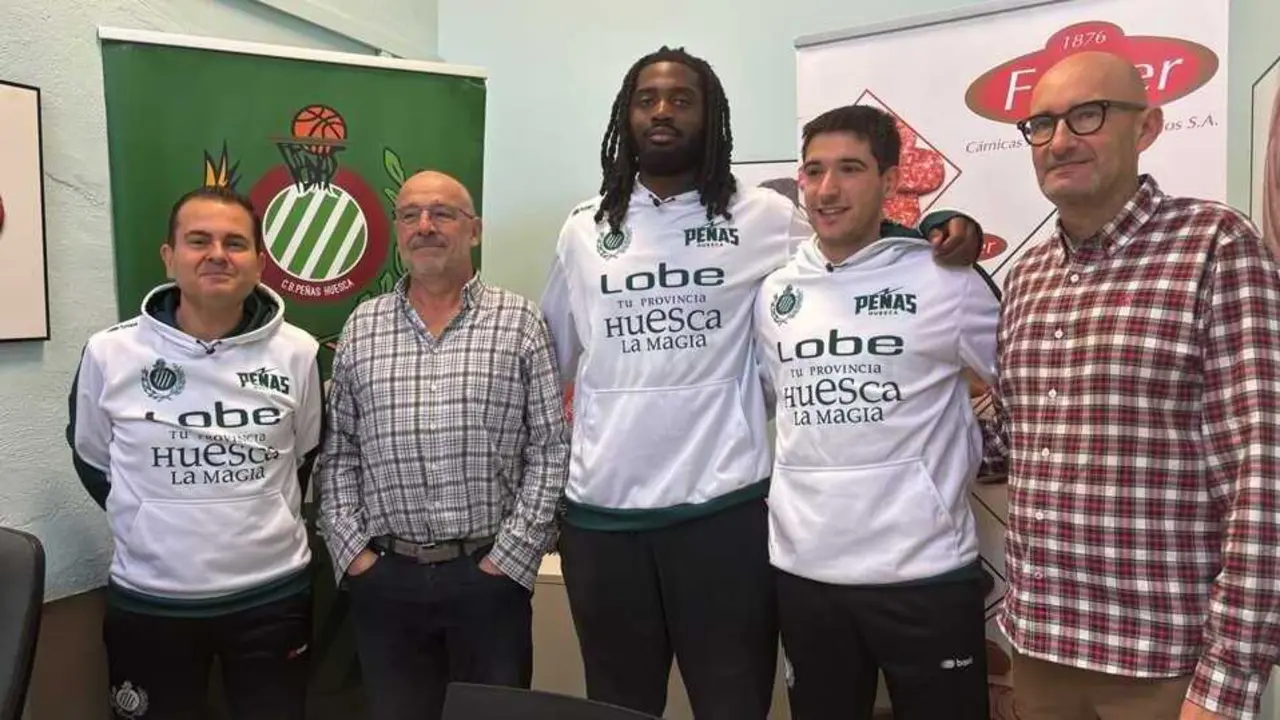 Rafa Sanz,  Badnus e Iker Terreros, durante la previa del choque ante Benicarl&oacute;. Fotograf&iacute;a: Lobe Huesca.
