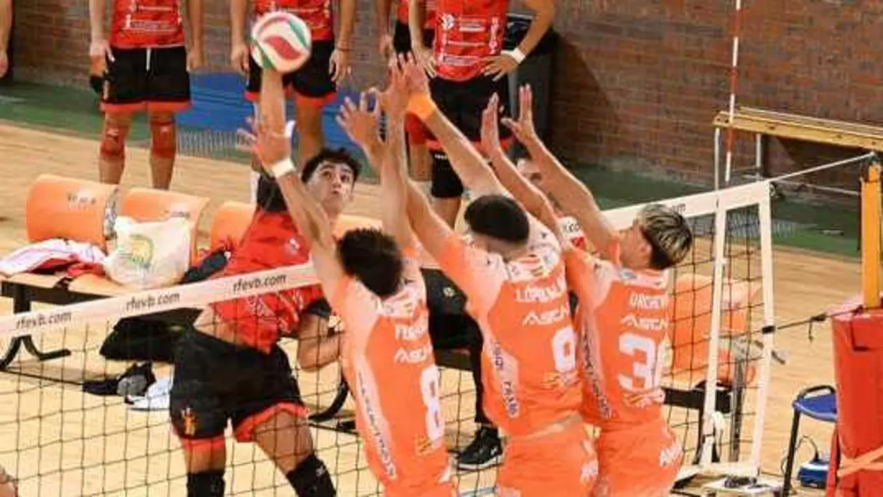El CV Teruel taponando un remate tarraconense. Fotograf&iacute;a: CV Teruel.