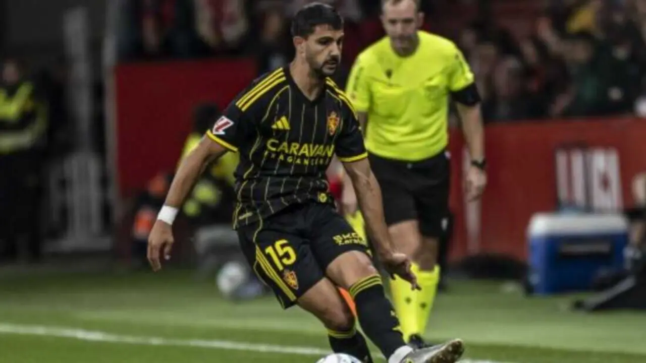 Carlos Pomares, dando un pase ante el Sporting de Gij&oacute;n. Fotograf&iacute;a: LaLiga.