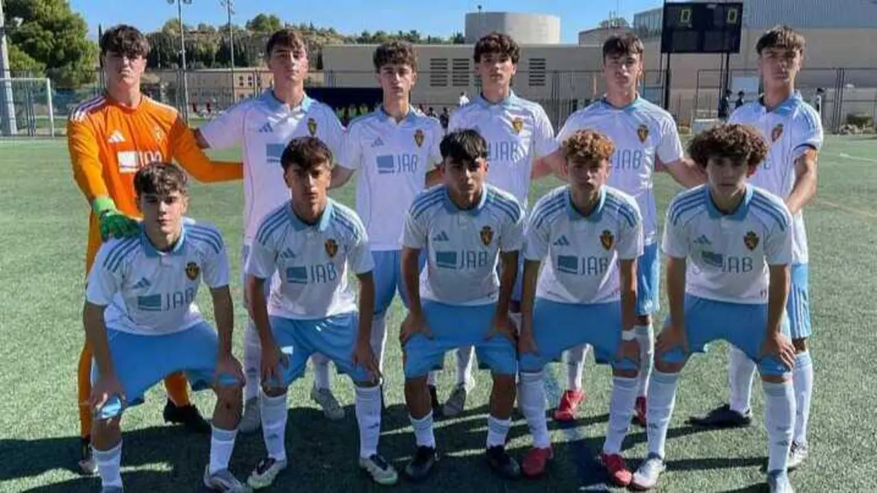 Jorge Casado junto al Divisi&oacute;n de Honor Cadete del Real Zaragoza esta temporada / RZ